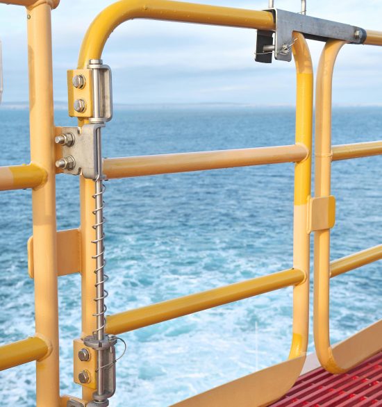 offshore hardware closing hinge on an offshore gate