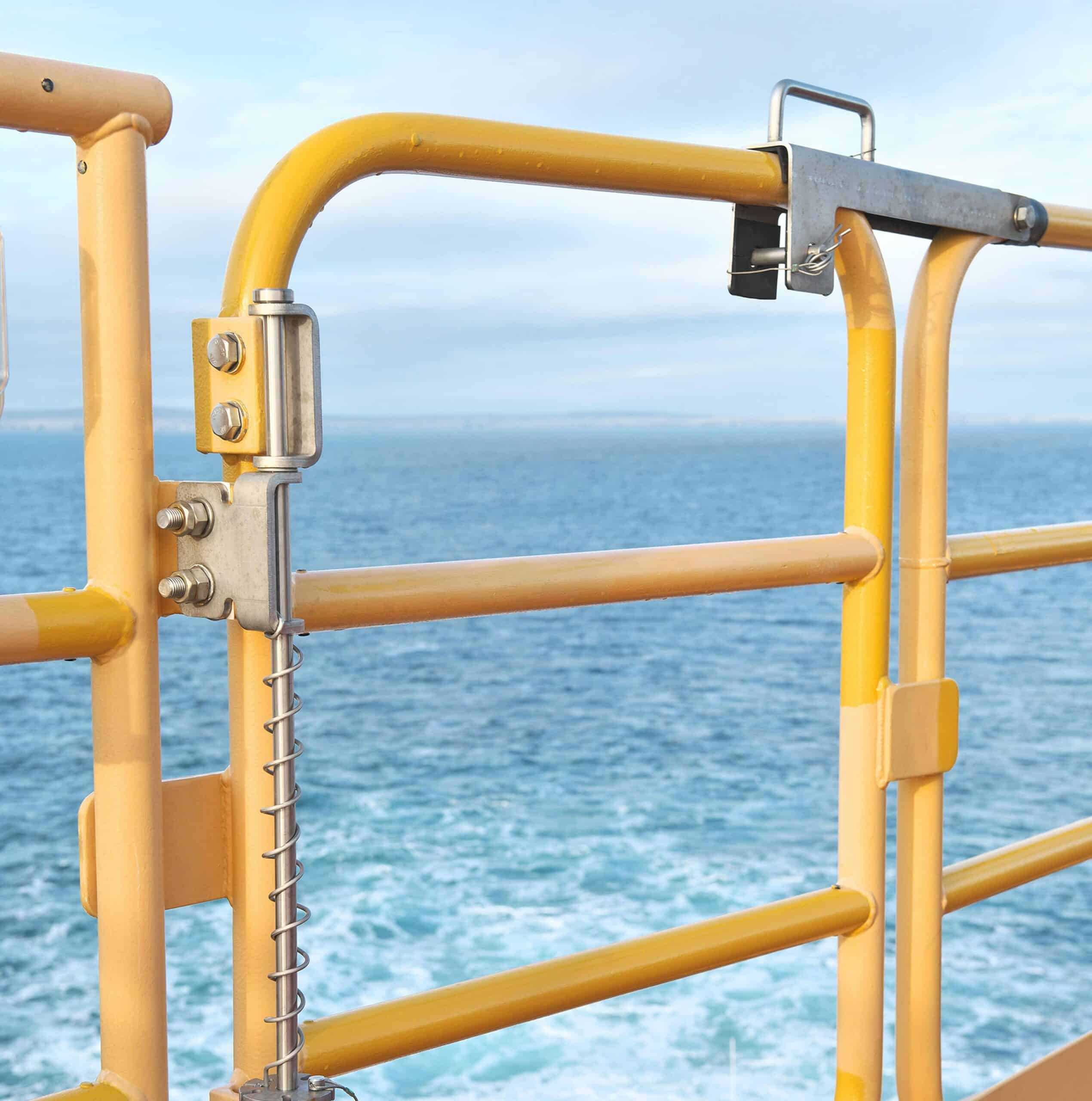 offshore hardware closing hinge on an offshore gate